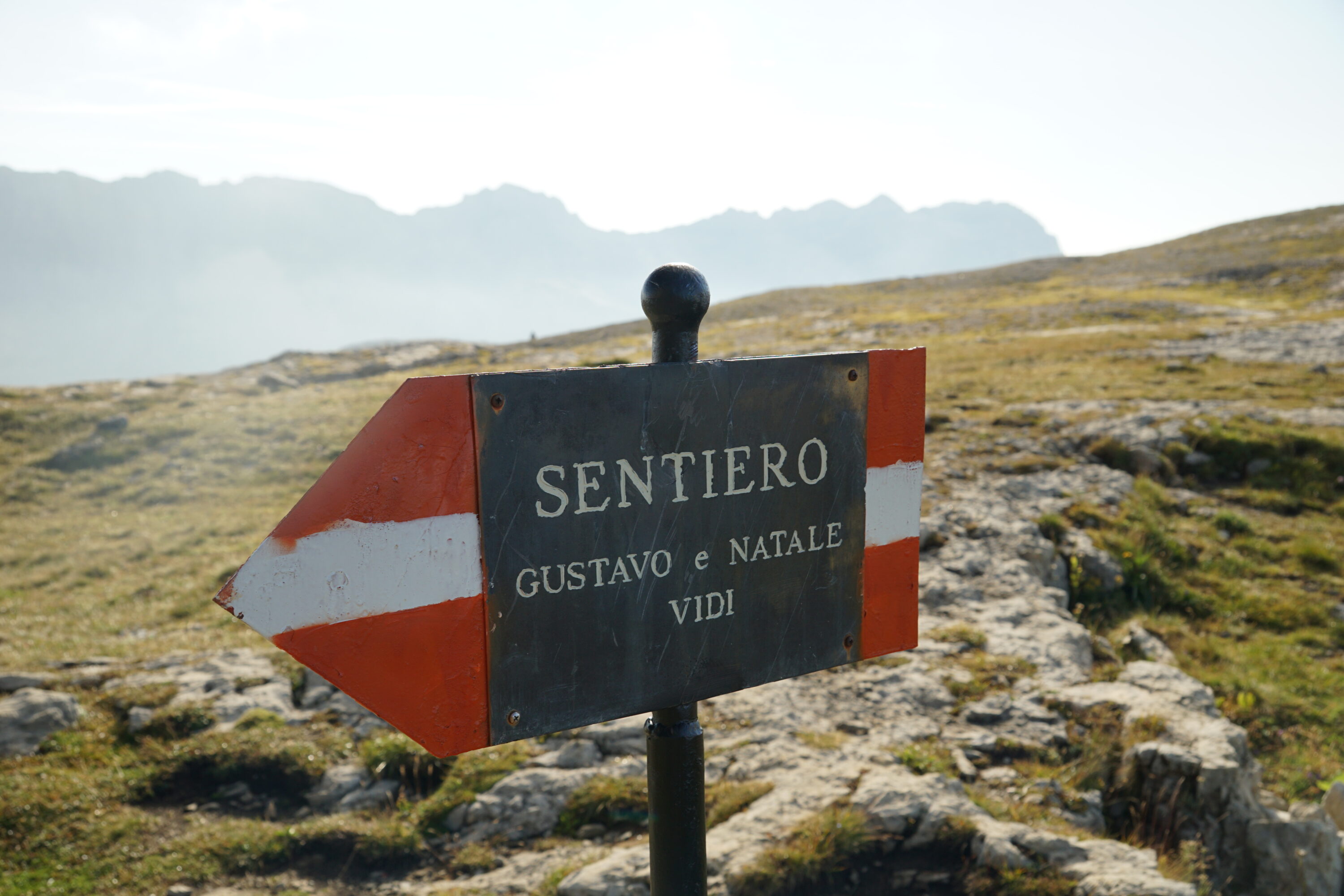 Italian hiking trail marker